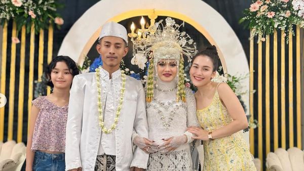 7 Foto Ayu Ting Ting Kondangan Bareng Keluarga, Gaya Santainya Jadi Sorotan