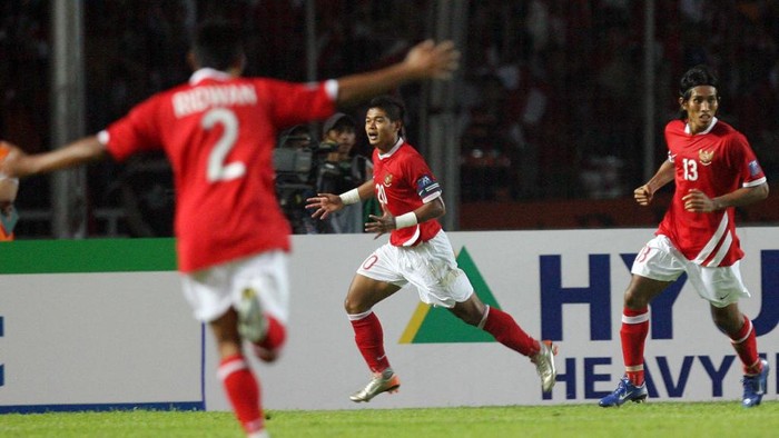 Indonesian Bambang Pamungkas (C) celebrates after scoring a goal against Bahrain during the Asian Cup 2007 Group D football match at the Bung Karno stadium in Jakarta, 10 July 2007. Indonesia defeated Bahrain 2-1. AFP PHOTO/Jewel SAMAD (Photo by JEWEL SAMAD / AFP)