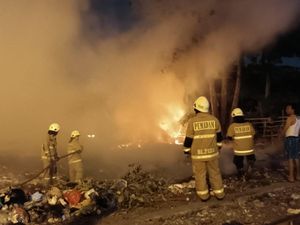 Kebakaran di Pinggir Rel KA Priok Berawal dari Sampah yang Terbakar
