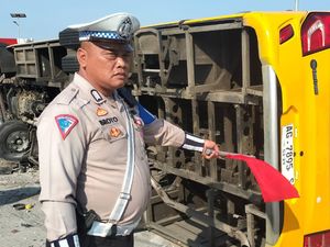19 Orang Luka Akibat Bus Guru SMAN Kedungwaru Terguling di Tol Sumo 19 Orang Luka Akibat Bus Guru SMAN Kedungwaru Terguling di Tol Sumo