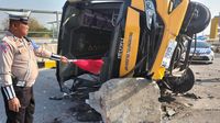 Penampakan Bus Rombongan Guru Tulungagung Terguling di Tol Sumo