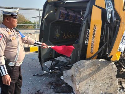 Penampakan Bus Rombongan Guru Tulungagung Terguling di Tol Sumo
