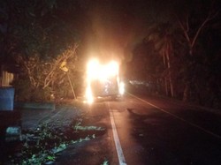 Bus Pariwisata Hangus Terbakar di Jalan Denpasar-Gilimanuk