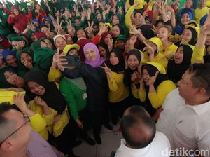 Pekerja Pabrik di Sidoarjo Kompak Dukung Khofifah-Emil Pekerja Pabrik di Sidoarjo Kompak Dukung Khofifah-Emil