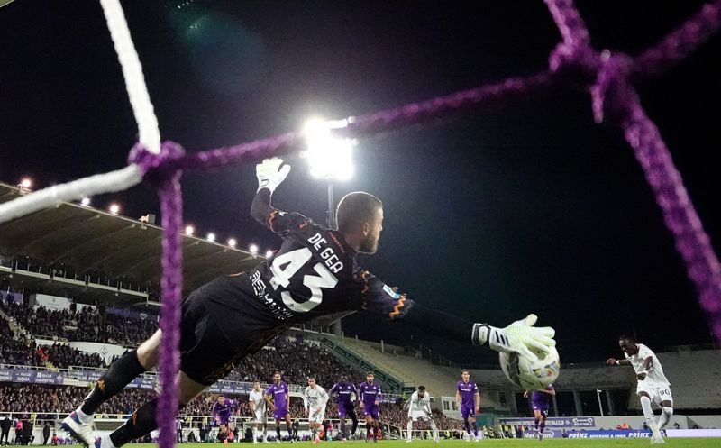 Soccer Football - Serie A - Fiorentina v AC Milan - Stadio Artemio Franchi, Florence, Italy - October 6, 2024 AC Milan's Tammy Abraham misses a penalty saved by Fiorentina's David de Gea REUTERS/Jennifer Lorenzini