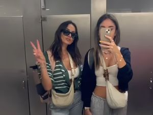 Dua Wanita Diusir dari Pesawat gegara Pakai Crop Top, Uang Tak Dikembalikan Dua Wanita Diusir dari Pesawat gegara Pakai Crop Top, Uang Tak Dikembalikan