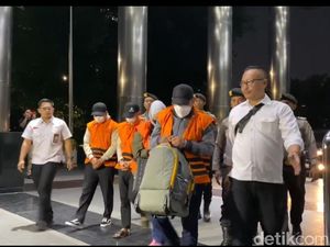 Berbaju Tahanan, 4 Orang Ditangkap Terkait OTT di Kalsel Tiba di KPK Berbaju Tahanan, 4 Orang Ditangkap Terkait OTT di Kalsel Tiba di KPK