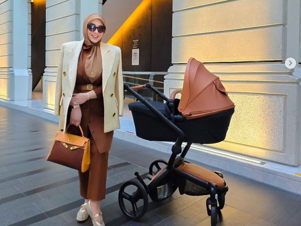 7 Gaya Mewah Syahrini Jalan-jalan Bareng Baby R, Pakai Stroller Rp 24 Jutaan