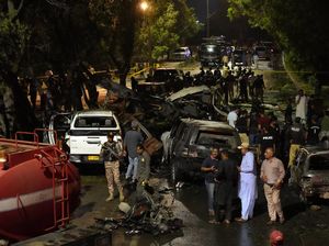 Geger Ledakan Besar Mengguncang Luar Bandara Karachi