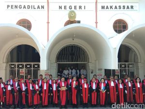 Hakim PN Makassar Tetap Gelar Sidang Perkara Penting Selama Mogok Kerja Hakim PN Makassar Tetap Gelar Sidang Perkara Penting Selama Mogok Kerja