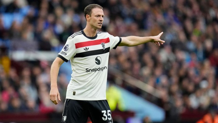 Manchester Uniteds Jonny Evans during the Premier League match at Villa Park, Birmingham. Picture date: Sunday October 6, 2024. PA Photo. See PA story SOCCER Villa. Photo credit should read: Nick Potts/PA Wire. (Photo by Nick Potts/PA Images via Getty Images)