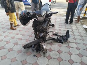 Brakk! 2 Motor Adu Banteng hingga Remuk di Grajen Kulon Progo Brakk! 2 Motor Adu Banteng hingga Remuk di Grajen Kulon Progo