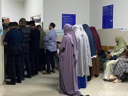 Kerabat-Pejabat Polda Jateng Salatkan Jenazah AKBP Yoga di RS Telogorejo