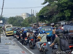 Lalin Jalan Kelapa Dua Depok arah Jakarta Macet Senin Pagi Ini