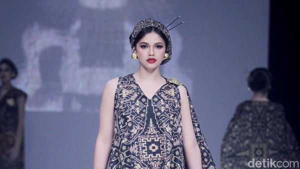 10 Koleksi Ghea Panggabean Rayakan 45 Tahun Berkarya, Angkat Tenun Bali