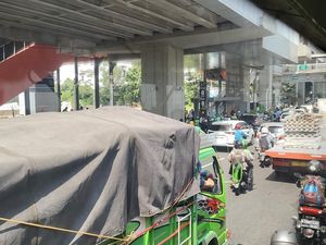 Lalin di Pancoran Arah Kuningan Jaksel Macet Pagi Ini, Laju TransJ Tersendat