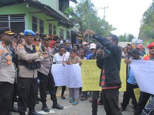Warga di Maybrat Demo Tutup Jalan Protes Pengumuman CPNS Tidak Transparan Warga di Maybrat Demo Tutup Jalan Protes Pengumuman CPNS Tidak Transparan