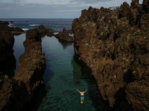 Menyelami Keindahan Kolam Renang Alami Porto Moniz di Portugal