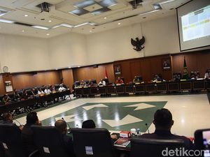 Tuntutan hingga Pita Putih Saat Hakim Cuti Bersama Tuntutan hingga Pita Putih Saat Hakim Cuti Bersama
