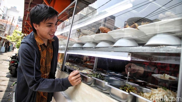 Miriѕ! Kelas Menangah Turun Kasta, Pengeluaran Habis untuk Makan Badan Pusat Statistik (BPS) mencatat jumlah kelas menengah di Indonesia tahun ini tahun ini sebanyak 46,85 juta jiwa. Angka itu turun sejak 2019yang berjumlah 57,33 juta jiwa.