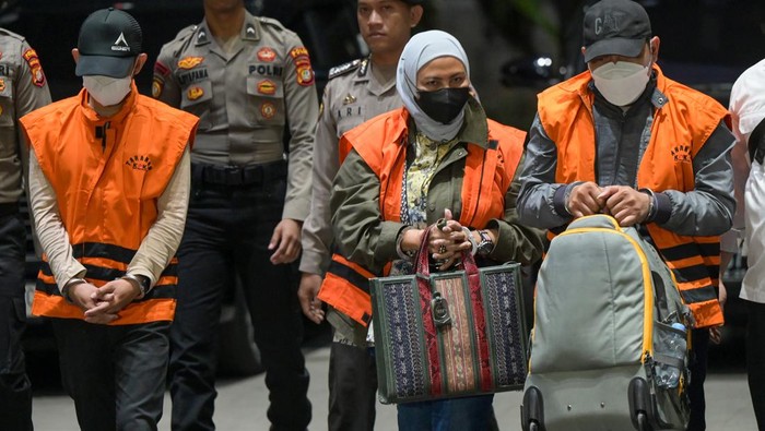 Empat orang tersangka kasus suap di wilayah Kalimantan Selatan tiba di Gedung Merah Putih KPK, Jakarta, Senin (7/10/2024). Komisi Pemberantasan Korupsi (KPK) mengamankan enam orang dalam operasi tangkap tangan (OTT) terkait perkara suap pengadaan barang dan jasa di lingkungan Pemerintah Provinsi Kalimantan Selatan (Kalsel). ANTARA FOTO/Fauzan/foc.c