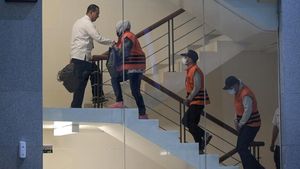 Pakai Rompi Tahanan, Empat Orang Terkait OTT Kalsel Tiba di KPK