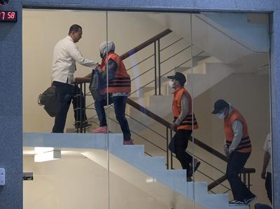 Pakai Rompi Tahanan, Empat Orang Terkait OTT Kalsel Tiba di KPK