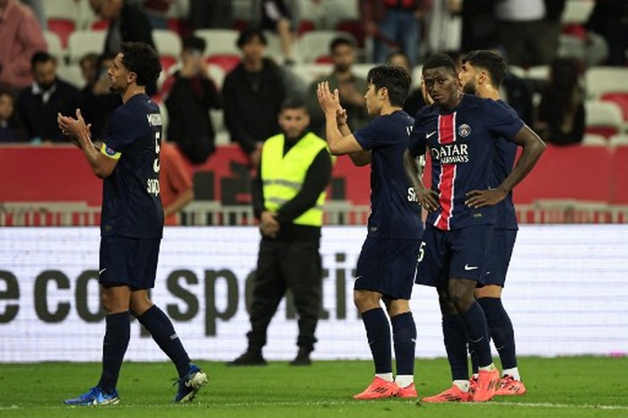 Paris Saint-Germains players react at the end of the French L1 football match between Nice (OGCN) and Paris Saint-Germain (PSG) at the Allianz Riviera stadium in Nice, on October 6, 2024. (Photo by Valery HACHE / AFP)
