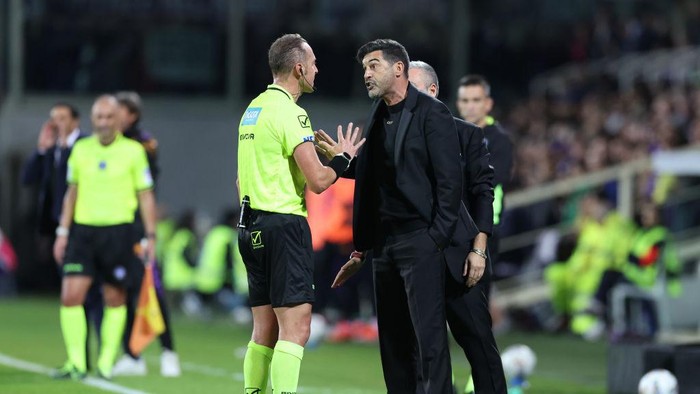 FLORENCE, ITALY - OCTOBER 06:  Head coach of AC Milan Paulo Fonseca reacts with referee during the Serie A match between Fiorentina and Milan at Stadio Artemio Franchi on October 06, 2024 in Florence, Italy. (Photo by Claudio Villa/AC Milan via Getty Images)
