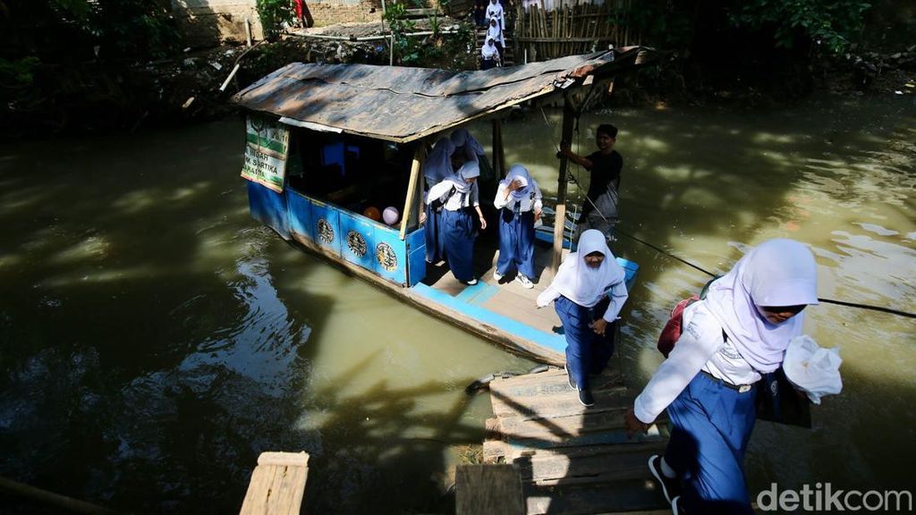 Potret Perahu Eretan di Jaksel, Andalan Siswa Persingkat Jarak ke Sekolah Potret Perahu Eretan di Jaksel, Andalan Siswa Persingkat Jarak ke Sekolah