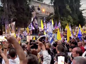 Video: Warga Israel Bunyikan Sirene di Depan Rumah Netanyahu