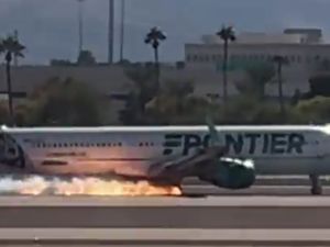 Ngeri! Pesawat Mendarat Keras hingga Timbulkan Api