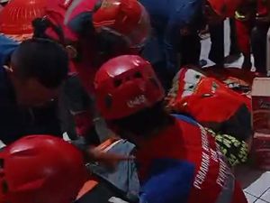 Video: Sesak Napas, Wanita Obesitas di Makassar Dievakuasi Damkar