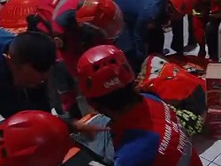 Momen Damkarmat Makassar Evakuasi Wanita Obesitas ke RS