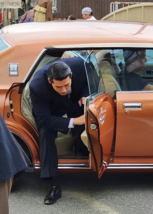 Potret Hyun Bin dalam proses syuting drama 'Made in Korea'