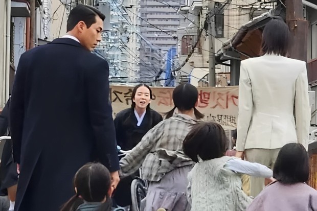 Potret Hyun Bin dan Won Ji An dalam proses syuting drama 'Made in Korea'