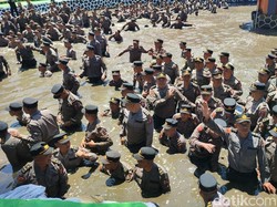 Kala Ratusan Polisi Berendam di Air Keruh hingga Merayap di Rumput