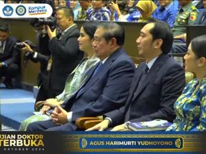 AHY Ujian Terbuka Promosi Doktor di Unair, SBY Hadir Beri Dukungan AHY Ujian Terbuka Promosi Doktor di Unair, SBY Hadir Beri Dukungan