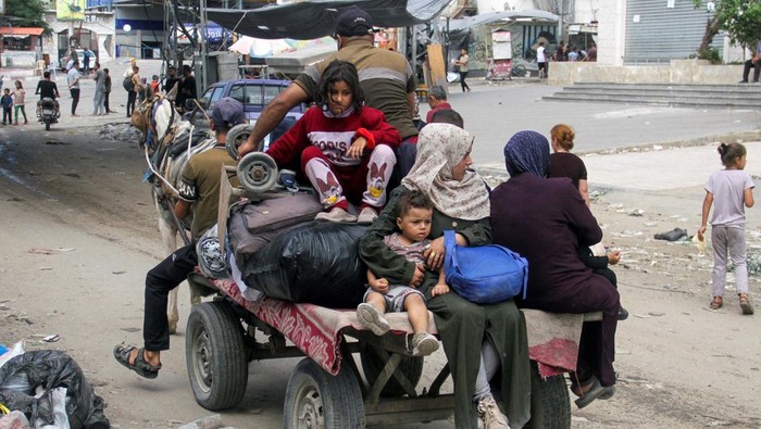 Displaced Palestinians make their way as they flee areas in northern Gaza Strip following an Israeli evacuation order, amid the Israel-Hamas conflict, in Jabalia, October 6, 2024. REUTERS/Hussam Al-Zaanin