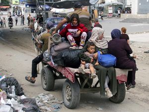 Setahun Genosida di Gaza, Warga Terus Berpindah untuk Mengungsi