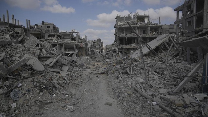 Setahun Israel Genosida Gaza Tanpa Henti, 42 Ribu Nyawa Melayang A view of destroyed buildings is shown following Israeli strikes in the southern Gaza Strip on Friday, Sept. 13, 2024. (AP Photo/Leo Correa)