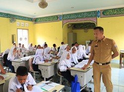 Kelas Nyaris Roboh, Siswa SMP di Palembang Terpaksa Belajar di Musala-Gudang