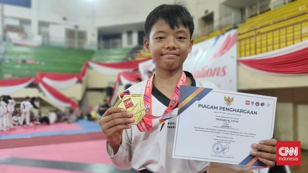 Ghazian Al Fatih usai mendapat medali emas. CNN Indonesia/Abdul Susila