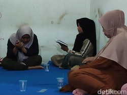 Duka di Rumah Korban Kecelakaan Rombongan Wisatawan di Kuningan