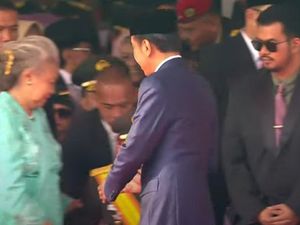 Video Viral Jokowi Tak Salami Try Sutrisno, Istana Beri Penjelasan