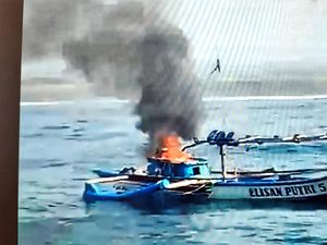 Viral Kebakaran Perahu Congkreng di Sukabumi, Nakhoda Selamat Lompat ke Laut Viral Kebakaran Perahu Congkreng di Sukabumi, Nakhoda Selamat Lompat ke Laut