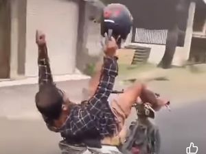 Viral Pemotor Akrobat Nyetir Pakai Kaki di Jalur Pantura Pasuruan