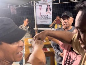 Tak Ada Dana, Warga Galang Donasi untuk George Hadjoh-Theodora E Taek Tak Ada Dana, Warga Galang Donasi untuk George Hadjoh-Theodora E Taek