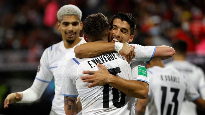 SANTIAGO, CHILE - MARCH 29: Federico Valverde of Uruguay celebrates with teammate Luis Suarez after scoring the second goal of his team during the FIFA World Cup Qatar 2022 qualification match between Chile and Uruguay ay Estadio San Carlos de Apoquindo on March 29, 2022 in Santiago, Chile. (Photo by Alberto Valdez - Pool/Getty Images)
