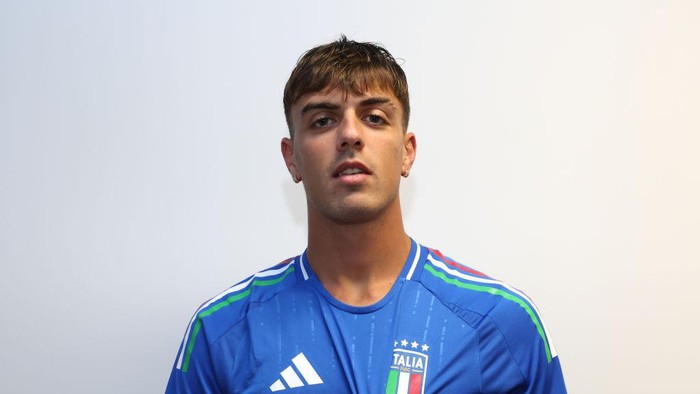 FLORENCE, ITALY - OCTOBER 07:Daniel Maldini of Italy poses for a portrait prior to the Italy training session at Centro Tecnico Federale di Coverciano on October 07, 2024 in Florence, Italy. (Photo by Claudio Villa/Getty Images)